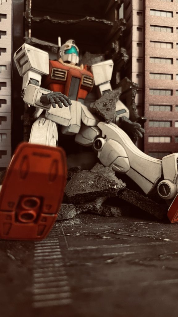 ビルへ倒れ込むジムIIとなります。こちらも完成品をメルカリで購入して使用しています。タミヤのウェザリングマスターの「スス」をやや強めにエッジにたててウェザリングを施しています。