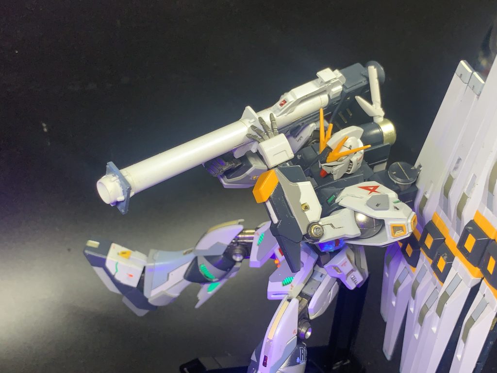 ハイパーバズーカを構えるνガンダム。