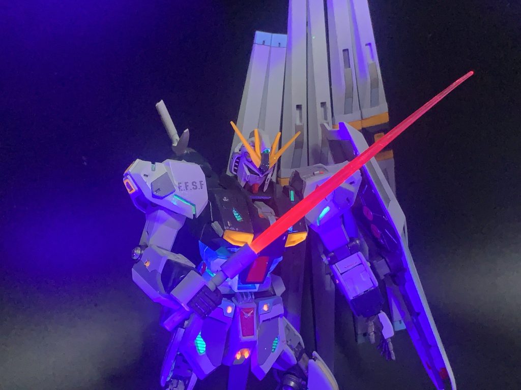 こんな感じになります。ちなみにビームサーベルはLEDを仕込んであるので自力で発光しています。(zaku-kao4)