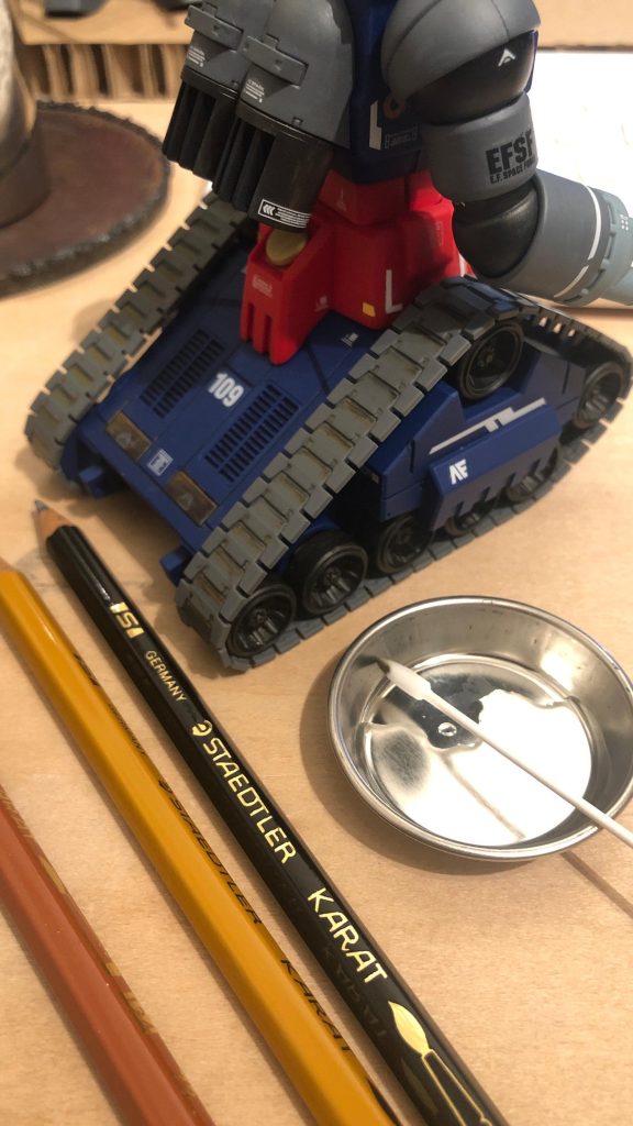 つや消しトップコートを吹いてから水彩色えんぴつで履帯を軽～く汚してみました