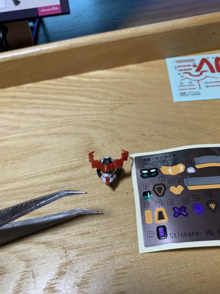 6番シールをアンテナのセンターに貼る