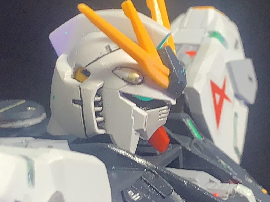 バルカンの空薬莢の射出口も表現してみました。それにしてもνガンダムはイケメン君です。(gundam-kao8)