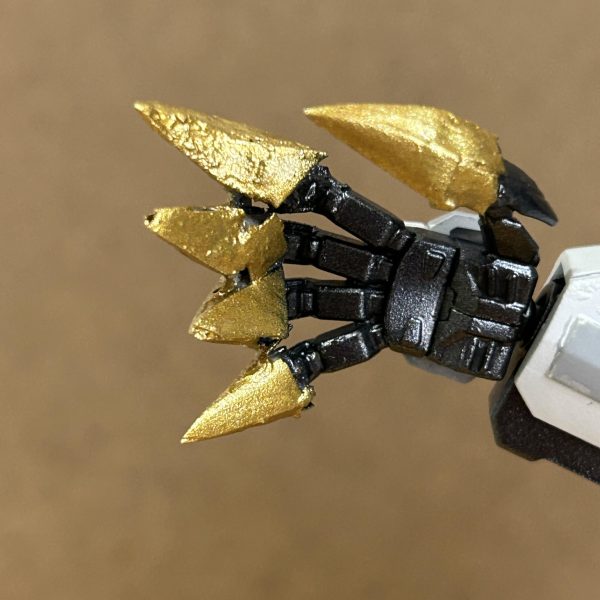 HG バルバトスルプスレクス　改修、塗装、終了しました。メタルロボット魂を参考にしました。主な改修点は、アンテナ幅増し、腹部シリンダー自作、胴体延長、全身に渡りプラ板を一mm程貼り、ボリュームUP、爪のスクラッチになります。 初めての改修制作で、制作期間は半年ほどかかりました。見れば見るほど粗が目立つ部分が多いのですが、造形は近くなった気がして嬉しかったです！達成感すごい。。。笑初めての投稿になりますので優しく見守ってくださると幸いです！イイネや、コメントくださるととても励みになります！🥹🥹色んな方と共有しあえたら嬉しいです！今後ともよろしくお願いします！  （2枚目）