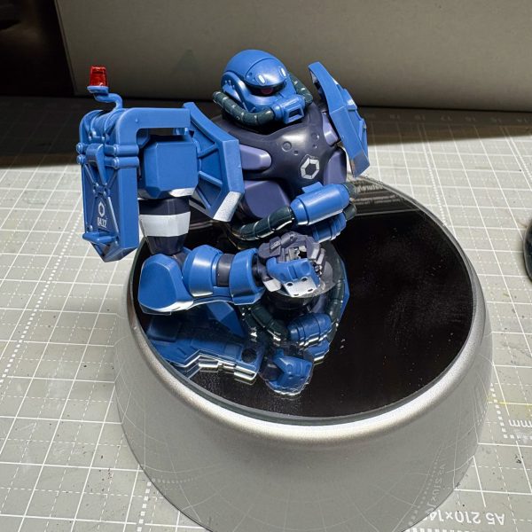 アーティファクトから目を背けながら作るHGの楽しいことよ。あ、肩部の非常回転灯の三角ブラケットみたいな部分はピンバイスとデザインナイフと神ヤスで取り除きました！反対側もやらなくちゃ！（2枚目）