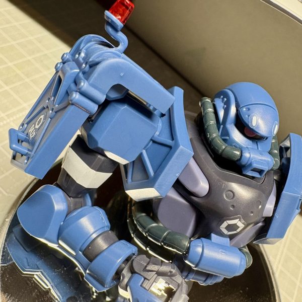 アーティファクトから目を背けながら作るHGの楽しいことよ。あ、肩部の非常回転灯の三角ブラケットみたいな部分はピンバイスとデザインナイフと神ヤスで取り除きました！反対側もやらなくちゃ！（1枚目）