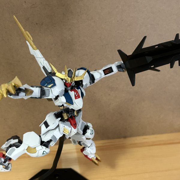 HG バルバトスルプスレクス　改修、塗装、終了しました。メタルロボット魂を参考にしました。主な改修点は、アンテナ幅増し、腹部シリンダー自作、胴体延長、全身に渡りプラ板を一mm程貼り、ボリュームUP、爪のスクラッチになります。 初めての改修制作で、制作期間は半年ほどかかりました。見れば見るほど粗が目立つ部分が多いのですが、造形は近くなった気がして嬉しかったです！達成感すごい。。。笑初めての投稿になりますので優しく見守ってくださると幸いです！イイネや、コメントくださるととても励みになります！🥹🥹色んな方と共有しあえたら嬉しいです！今後ともよろしくお願いします！  （6枚目）