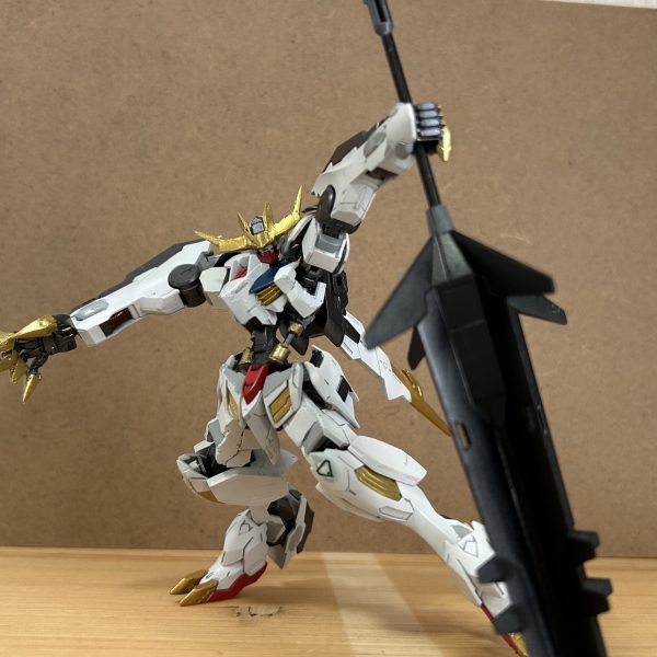 HG バルバトスルプスレクス　改修、塗装、終了しました。メタルロボット魂を参考にしました。主な改修点は、アンテナ幅増し、腹部シリンダー自作、胴体延長、全身に渡りプラ板を一mm程貼り、ボリュームUP、爪のスクラッチになります。 初めての改修制作で、制作期間は半年ほどかかりました。見れば見るほど粗が目立つ部分が多いのですが、造形は近くなった気がして嬉しかったです！達成感すごい。。。笑初めての投稿になりますので優しく見守ってくださると幸いです！イイネや、コメントくださるととても励みになります！🥹🥹色んな方と共有しあえたら嬉しいです！今後ともよろしくお願いします！  （5枚目）