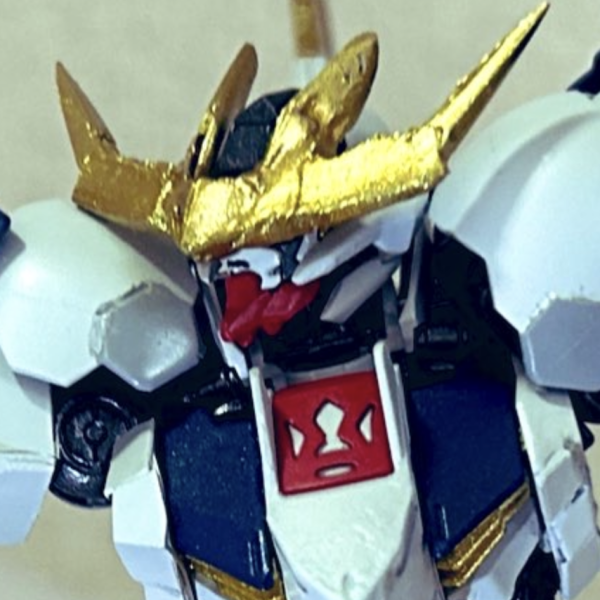 HG バルバトスルプスレクス　改修、塗装、終了しました。メタルロボット魂を参考にしました。主な改修点は、アンテナ幅増し、腹部シリンダー自作、胴体延長、全身に渡りプラ板を一mm程貼り、ボリュームUP、爪のスクラッチになります。 初めての改修制作で、制作期間は半年ほどかかりました。見れば見るほど粗が目立つ部分が多いのですが、造形は近くなった気がして嬉しかったです！達成感すごい。。。笑初めての投稿になりますので優しく見守ってくださると幸いです！イイネや、コメントくださるととても励みになります！🥹🥹色んな方と共有しあえたら嬉しいです！今後ともよろしくお願いします！  （4枚目）