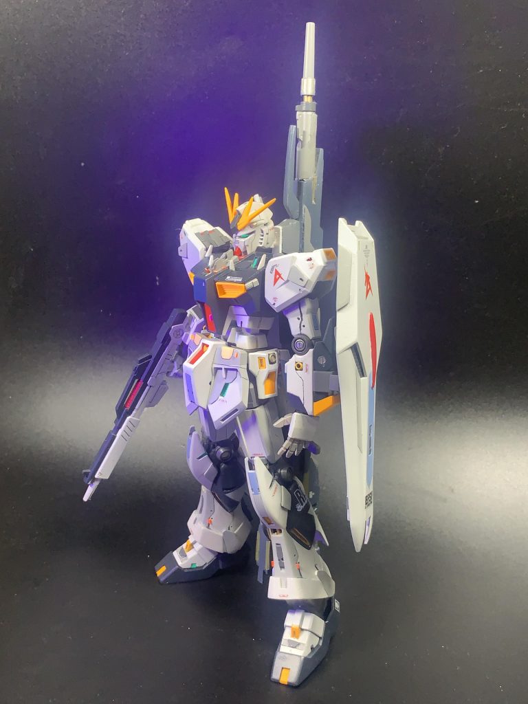 このエントリーグレードには武装がビームライフルしか付属していません。νガンダムの追加武装といえばロングレンジフィンファンネルが定番ですが今回はあのスタイリッシュな武器ではなく少しアナログチックな武装をスクラッチしてみました。もちろん自分の好みです。(zaku-kao4)