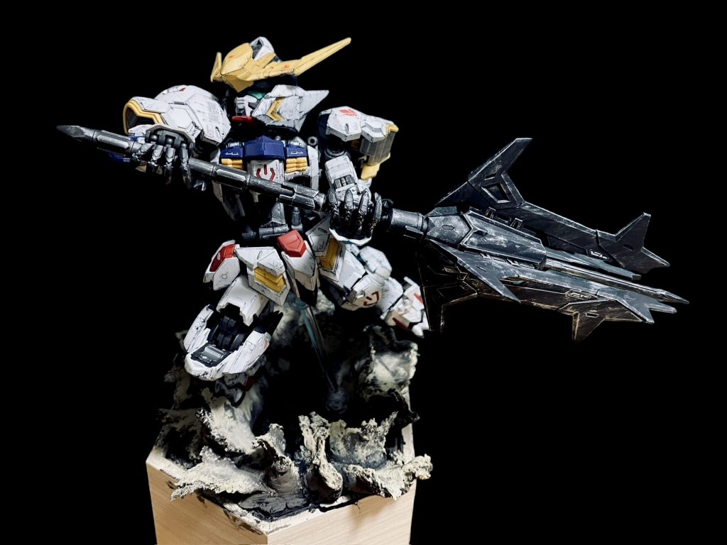 台座兼ジオラマは、セリアの六角形木ケースに紙粘土を詰めて水彩絵の具で塗装しています！あとはアクションベースの支柱を刺して完成です笑笑