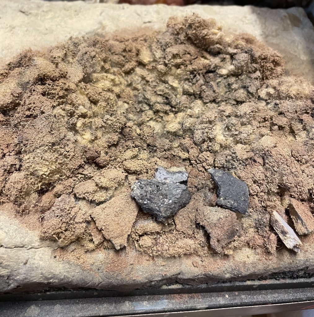 砂はつぶわたをまとめてアレンジしています。ジオラマ用サンドを(文字通り)振りかけてサンディウォッシュで着色しています。サンドが飛ばないよう木工用ボンドを水で溶いたものを噴射して固定しています。