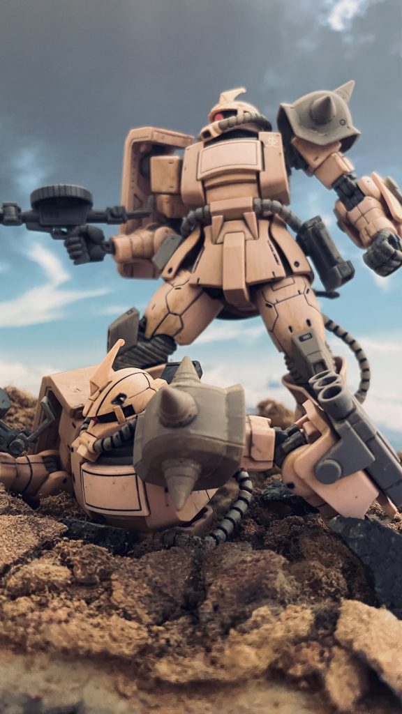 手前のザクは上半身のみ使用。砂から湧きあがるイラストのイメージに近づけようと試みました。イラストは2本アンテナタイプなんですよね。。残念ながら手に入らず。ザク2体には全身にサンディウォッシュでウェザリングを施してあります。