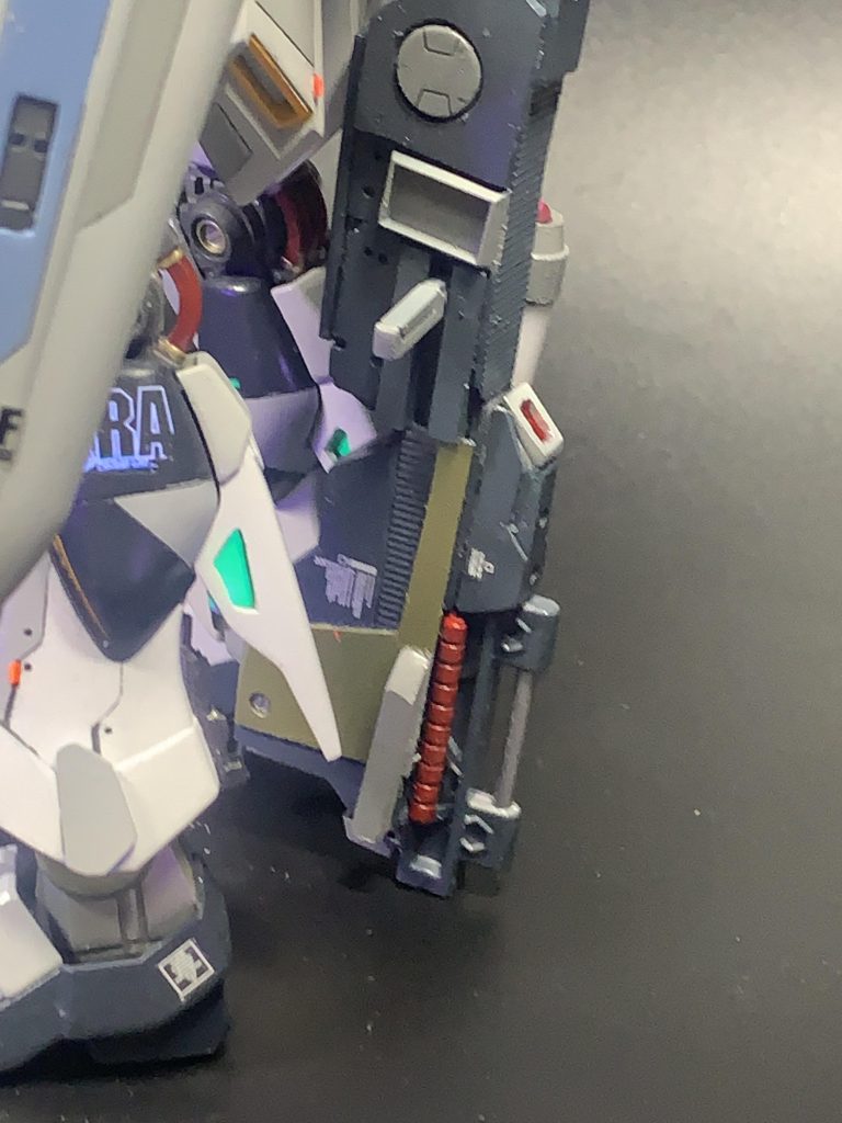 脚部のアップ。UVライトスゲ〜(zaku-kao5)