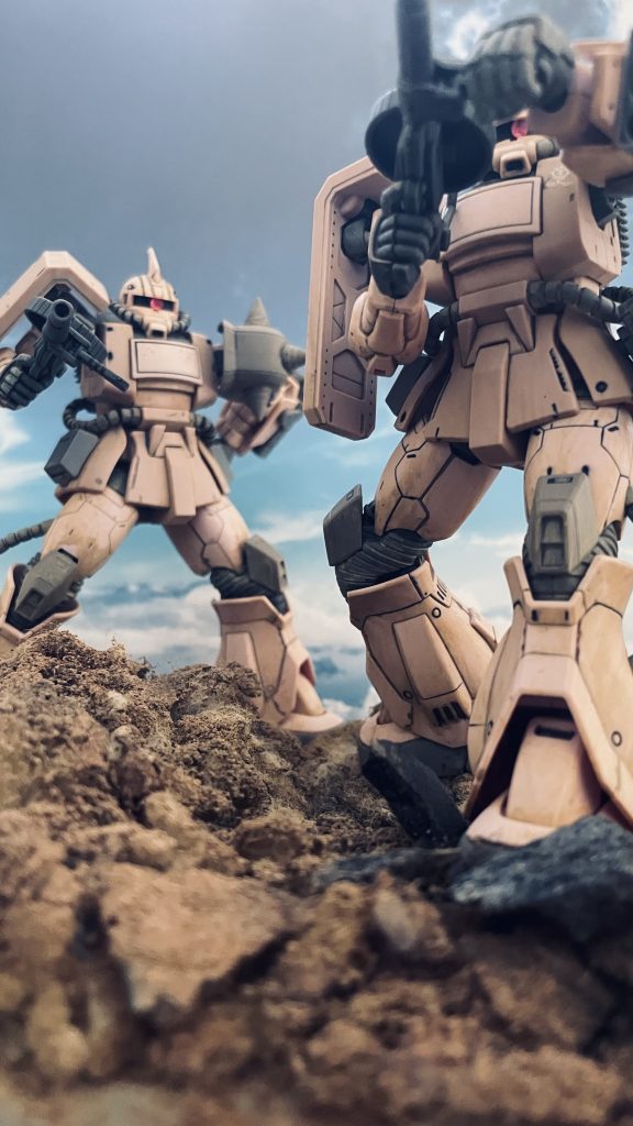 マシンガンを構えるポージングです。後ろのザクは腰部にマウントしたヒートホークに手をかける動作を意図しています。