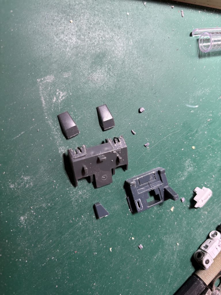 ▲ハーフ化のために必要な追加パーツの画像です 初RGにパニクっていてこれしか途中の写真を撮っていませんでした笑 肘当てと胸のセンサーのパーツです