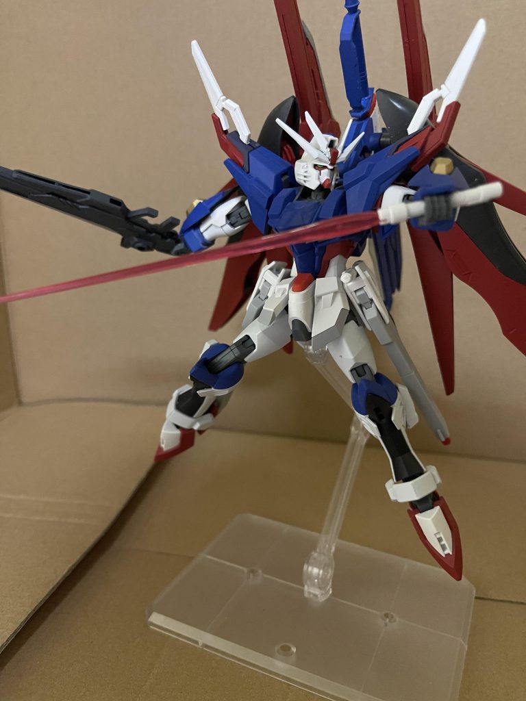 ソードライフルデスティニーの手持ち武器でライフルとソードの機能を合わせている、先端からビームサーベルを発振させる事が出来る