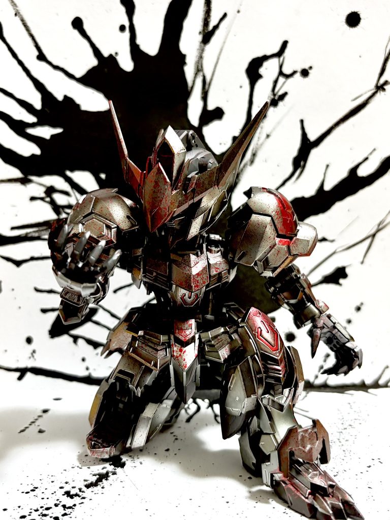 アニメの作風で任侠モノっぽい部分があったりするので、そのイメージで背景を自作しました！和の感じと荒々しい感じを出したかったので、白厚紙に墨汁と筆で思うがまま描きました🩵 MGSDバルバトスはほんとに作ってて楽しいので、おすすめです！