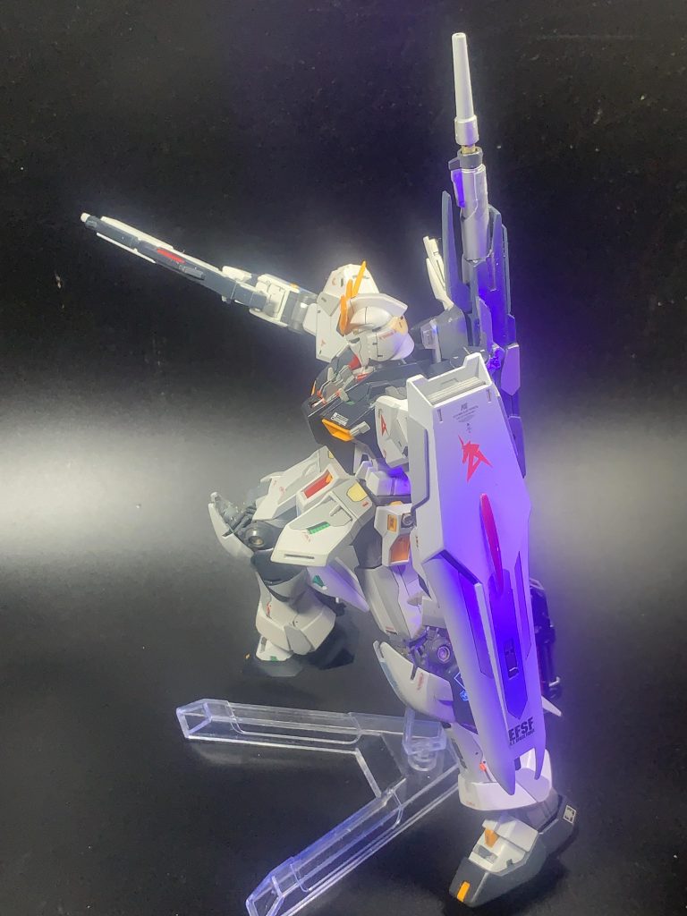 ビームライフルを構えるνガンダム。