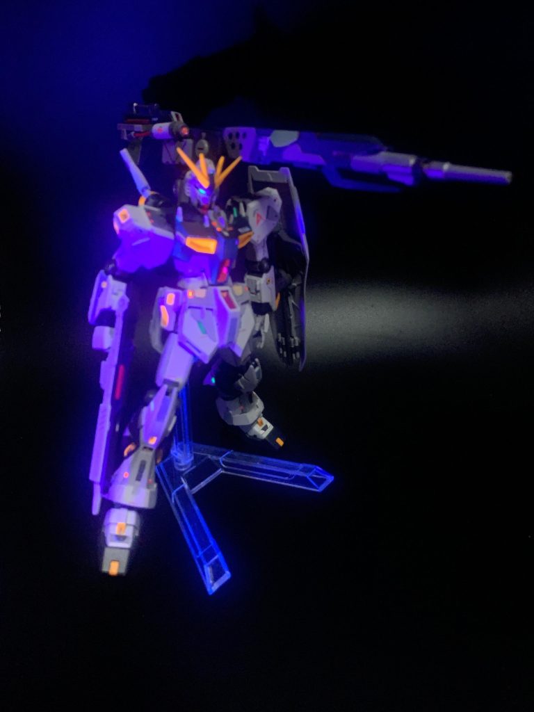 こんな感じになります。サイコフレームの表現として蛍光グリーンで塗装していて暗くしてUVライトを当てるとこんな感じで発光します。なんかちょっと怖い……(zaku-kao4)