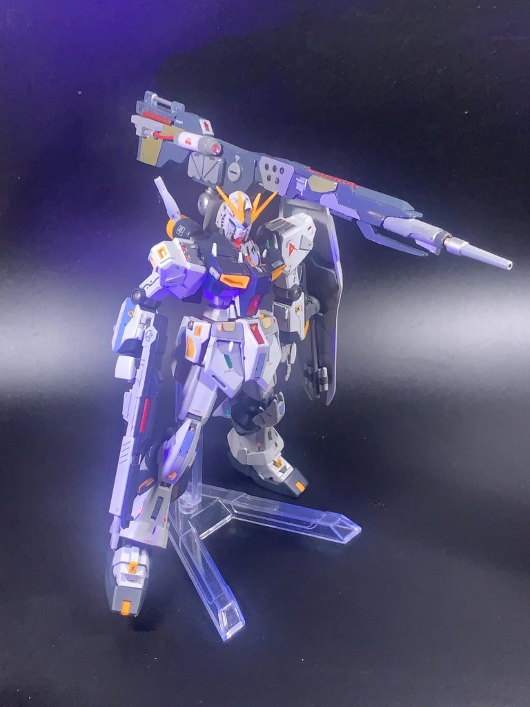 この状態のままライトを消しUVライトを当てますと……