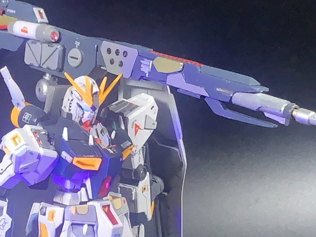 攻撃体勢、肩にマウント。使用はロングレンジフィンファンネルと同じ感じにしてみました。