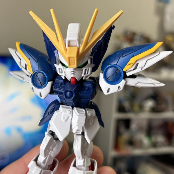 mgsd のウイングゼロが欲しい。。でもこういうのは大体いつも買えない運命ということがここ最近実証されてきてまして。。買えないなら、、自分で作るしか、ないっ！！(作れるとは言ってない。。。)と思い急な企画が始まりました。(深夜テンション)家にhgawのウイングゼロが余ってたので使わないともったいないと思い、ウイング、両腕をもいで、つけてミキシングしてみました。めちゃくちゃかっこいいじゃないかと笑いましたね。ウイングゼロとプロトゼロ混ぜたオリジナルゼロできるんじゃないかなと。。思いつきにしてはよくやった。。笑(部屋汚くてすいません。笑)試しに所有している、mgカトキのウイングゼロの肩パーツつけたらどうなるか試して見たんですけど。 しっかり来すぎてやばい。mgsdジャン。。、mgジャンク買って一から作るか、オリジナルゼロを作るか、、悩む。。こんな感じでの近状です。😊果たしてこの企画は続くのか。。。笑 こんな感じです！見てくれてありがとう！良いね、コメントなどくれたら嬉しいっす！（5枚目）