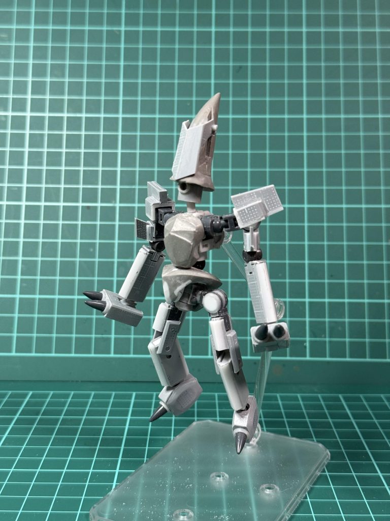 MS部分の形がおおよそできた時点です。顔と二の腕、モノアイ隠しはこの後作り直してます。