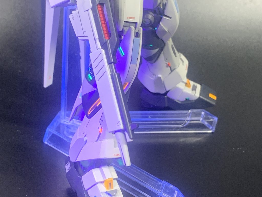 脚部のサイコフレーム表現、光るだけでカッコイイと思ってしまうのは私だけでしょうか?