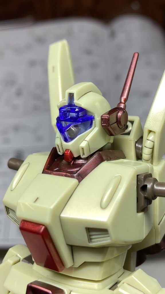 今回バイザー内部のセンサーカメラ部分はゴールドで塗ってみました。