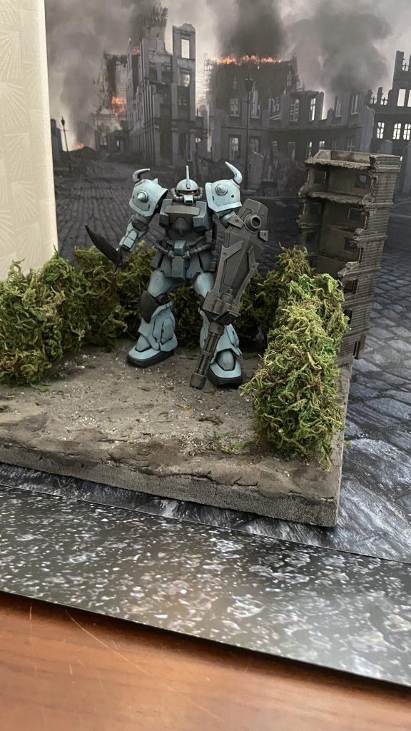 もう一方のジオラマ全景となります。周囲の木々(全高7cm程)は、ブラウンで着色した竹串にスポンジを差し込み、その上へ木工用ボンドでフェイクモスを盛りつけて制作しました。