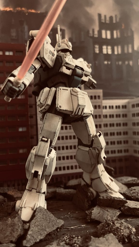 抜刀。タミヤウェザリングマスターEセットの「グレイ」を全体に施しています。白い成型色に存外合うようです。左腕は破損状態です。Ez-8が纏う雰囲気からこの状態の方が絵になる気がします。