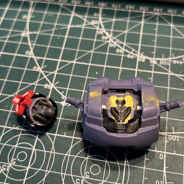 ＜可動範囲拡大とディテール追加作業＞・首：ボールジョイント接続に加工 & ディテール追加・胸：ボールジョイント接続に加工・腰：余分な箇所をカット・全体：スジボリ追加（2枚目）