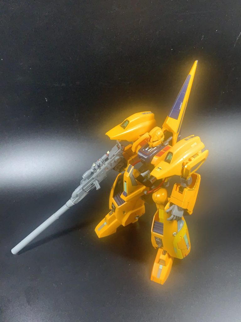 メタスは両腕にビームガンの固定武装はありますが装備するタイプの武器は無くメガバズーカランチャーのサポート役としての悲しい役目しかありません。だから今回はメタス用の大型の武器をオリジナルでスクラッチしてみました。(zaku-kao2)