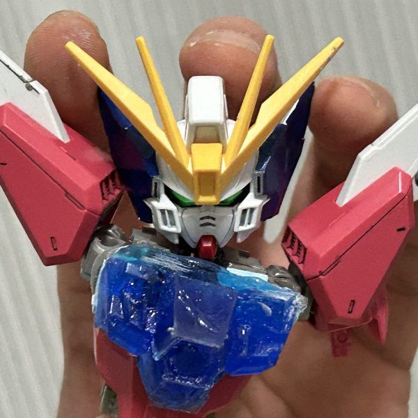 前回に続き、ウイングガンダムゼロ　MGSD計画。なんやかんやで頑張ってます。行った工程。・MG パーツのレジンで再現。・MGパーツを拝借・手足短縮、です。今回、お金をかけずに、オリジナルMGSDのゼロを作りたかったので、ジャンクで置いてたジャスティスMGから体を借りました。 頑張った結果、、、得体の知れない生物が出来上がりました。。腕の短縮、無理じゃない？？！俺の腕ではまだ無理なのか。。。。犠牲と労力の結果がこの結果で落ち込んでます。笑このままこれ見てると脳がおかしくなりそうなので少しお休みして再チャレンジできたらいいなと思う　笑でも逆に考えて、素人がここまで頑張っただけえらい！とおもうことにする！笑(早くも心折れた。。)誰かいいアドバイスを持ってたら教えてもらえたら嬉しいです。。。😂😂まじで教えて欲しい。。。笑（1枚目）