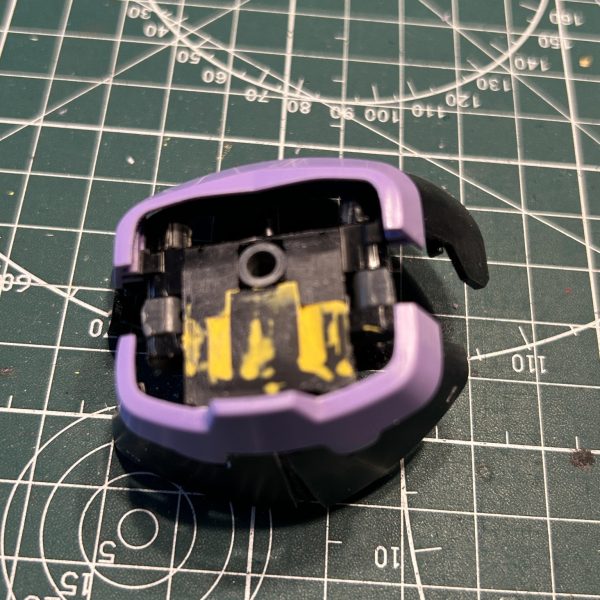 ＜可動範囲拡大とディテール追加作業＞・首：ボールジョイント接続に加工 & ディテール追加・胸：ボールジョイント接続に加工・腰：余分な箇所をカット・全体：スジボリ追加（4枚目）