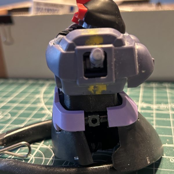＜可動範囲拡大とディテール追加作業＞・首：ボールジョイント接続に加工 & ディテール追加・胸：ボールジョイント接続に加工・腰：余分な箇所をカット・全体：スジボリ追加（6枚目）