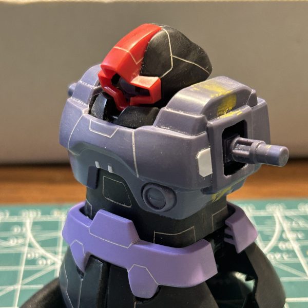 ＜可動範囲拡大とディテール追加作業＞・首：ボールジョイント接続に加工 & ディテール追加・胸：ボールジョイント接続に加工・腰：余分な箇所をカット・全体：スジボリ追加（1枚目）