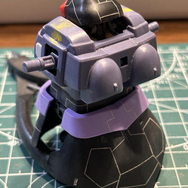 ＜可動範囲拡大とディテール追加作業＞・首：ボールジョイント接続に加工 & ディテール追加・胸：ボールジョイント接続に加工・腰：余分な箇所をカット・全体：スジボリ追加（7枚目）