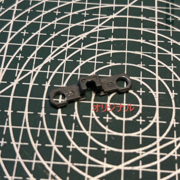 股関節パーツF-19の丸枠部分が破損しやすいらしいので、センター部分は流用しつつ横長の板部分はFRP板から削り出して自作してみました。（2枚目）
