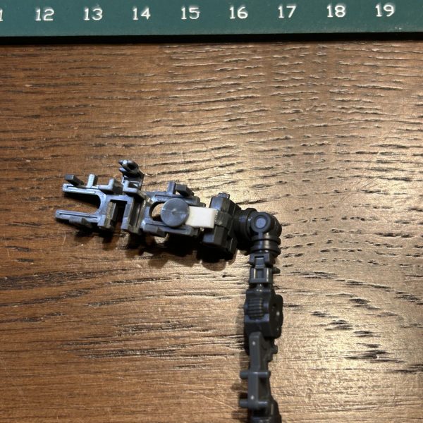 RGへの挑戦、2体目はゼータガンダムにしてみました。この機体はアドバンストMSジョイントが、ひ弱で破損の多いことが有名だったので、ガシガシとポージングさせるために補強作業もやっていくことにしました。まずは腕の付け根部分のパーツB-2、B-12にプラ版を貼り付けて補強してみました。小さな凹みにもプラ版を埋め込みました。また、補強プラ版が干渉してくるパーツI10の2箇所をデザインナイフでカットしました。（5枚目）