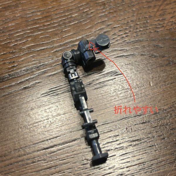 RGへの挑戦、2体目はゼータガンダムにしてみました。この機体はアドバンストMSジョイントが、ひ弱で破損の多いことが有名だったので、ガシガシとポージングさせるために補強作業もやっていくことにしました。まずは腕の付け根部分のパーツB-2、B-12にプラ版を貼り付けて補強してみました。小さな凹みにもプラ版を埋め込みました。また、補強プラ版が干渉してくるパーツI10の2箇所をデザインナイフでカットしました。（2枚目）