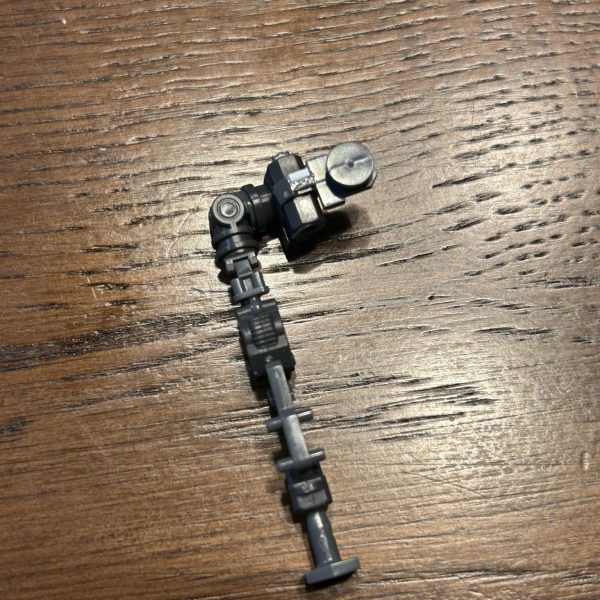 RGへの挑戦、2体目はゼータガンダムにしてみました。この機体はアドバンストMSジョイントが、ひ弱で破損の多いことが有名だったので、ガシガシとポージングさせるために補強作業もやっていくことにしました。まずは腕の付け根部分のパーツB-2、B-12にプラ版を貼り付けて補強してみました。小さな凹みにもプラ版を埋め込みました。また、補強プラ版が干渉してくるパーツI10の2箇所をデザインナイフでカットしました。（3枚目）