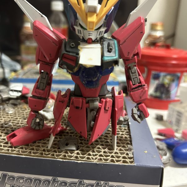 前回に続き、ウイングガンダムゼロ　MGSD計画。なんやかんやで頑張ってます。行った工程。・MG パーツのレジンで再現。・MGパーツを拝借・手足短縮、です。今回、お金をかけずに、オリジナルMGSDのゼロを作りたかったので、ジャンクで置いてたジャスティスMGから体を借りました。 頑張った結果、、、得体の知れない生物が出来上がりました。。腕の短縮、無理じゃない？？！俺の腕ではまだ無理なのか。。。。犠牲と労力の結果がこの結果で落ち込んでます。笑このままこれ見てると脳がおかしくなりそうなので少しお休みして再チャレンジできたらいいなと思う　笑でも逆に考えて、素人がここまで頑張っただけえらい！とおもうことにする！笑(早くも心折れた。。)誰かいいアドバイスを持ってたら教えてもらえたら嬉しいです。。。😂😂まじで教えて欲しい。。。笑（4枚目）