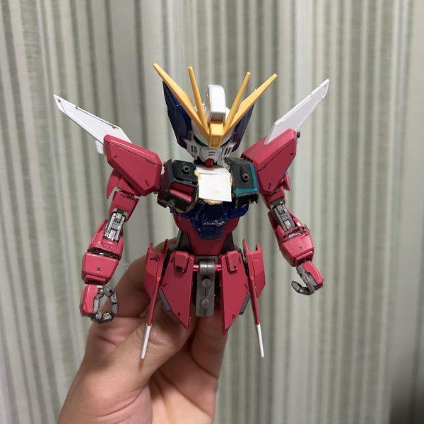 前回に続き、ウイングガンダムゼロ　MGSD計画。なんやかんやで頑張ってます。行った工程。・MG パーツのレジンで再現。・MGパーツを拝借・手足短縮、です。今回、お金をかけずに、オリジナルMGSDのゼロを作りたかったので、ジャンクで置いてたジャスティスMGから体を借りました。 頑張った結果、、、得体の知れない生物が出来上がりました。。腕の短縮、無理じゃない？？！俺の腕ではまだ無理なのか。。。。犠牲と労力の結果がこの結果で落ち込んでます。笑このままこれ見てると脳がおかしくなりそうなので少しお休みして再チャレンジできたらいいなと思う　笑でも逆に考えて、素人がここまで頑張っただけえらい！とおもうことにする！笑(早くも心折れた。。)誰かいいアドバイスを持ってたら教えてもらえたら嬉しいです。。。😂😂まじで教えて欲しい。。。笑（2枚目）