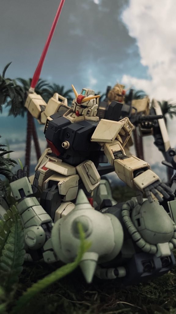 キット説明書(及びボックス横)にあるCGイラストの再現です。ビームサーベルをザクへ突き立てる瞬間をイメージしています。