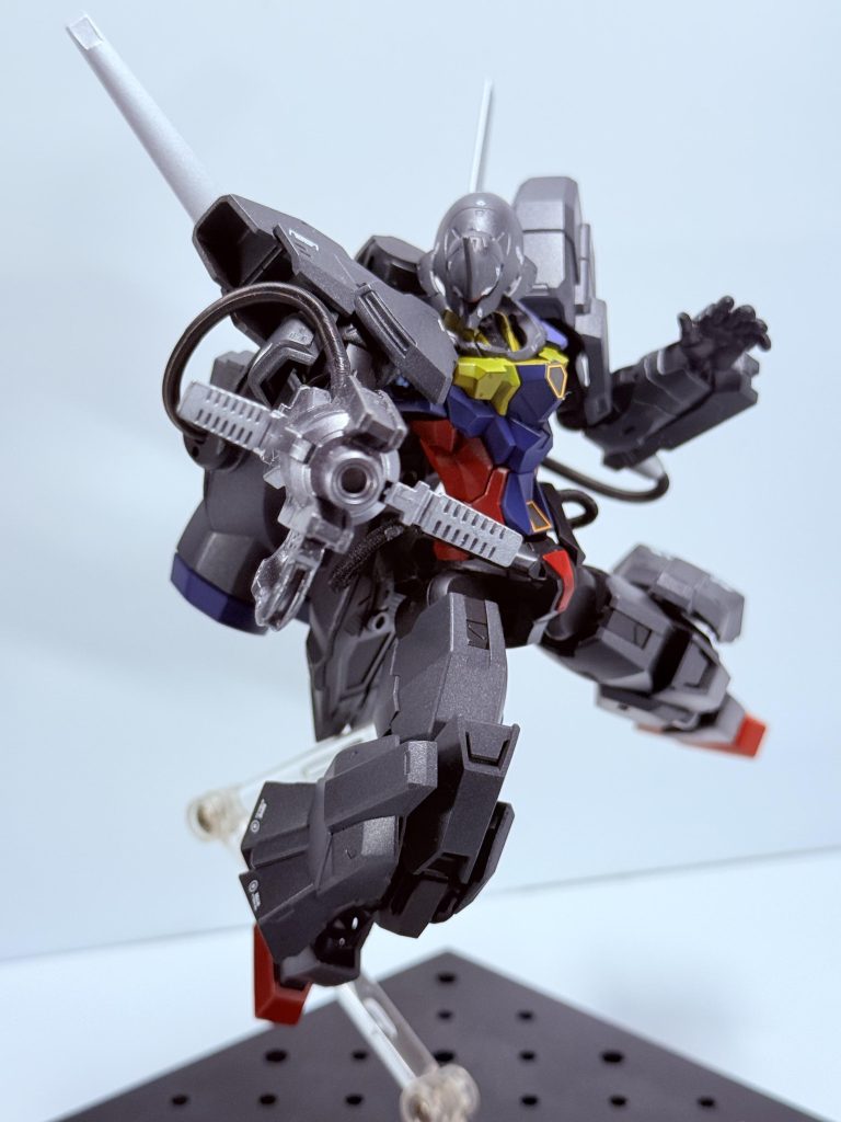 右腕部複合武装 右腕と一体化した武装。ロングレンジ式と拡散式の2種で打つことができる。