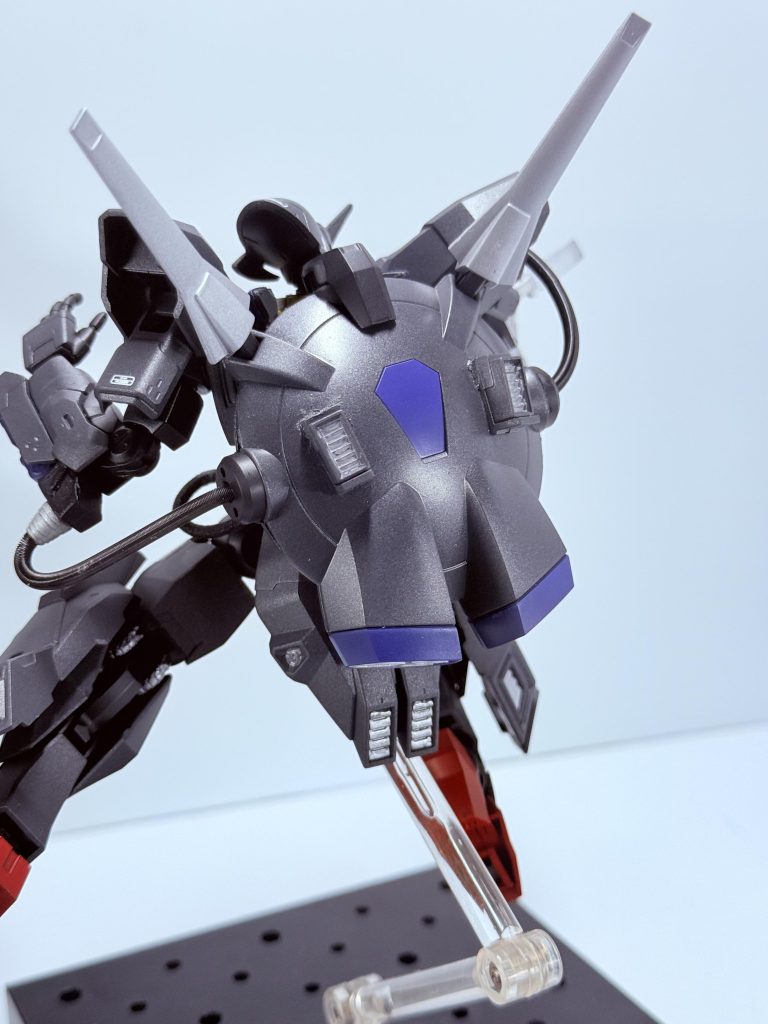 背面大型ジェネレーター MSの半分にもなる大型バックユニット。複数のケーブルから直接エネルギーを供給する。2本のアンテナはセンサーの役割を果たす。