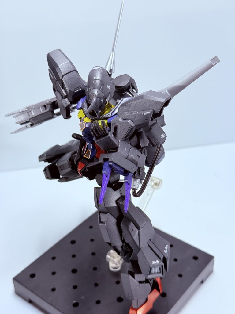 左腕部に備えられたバタフライエッジ。