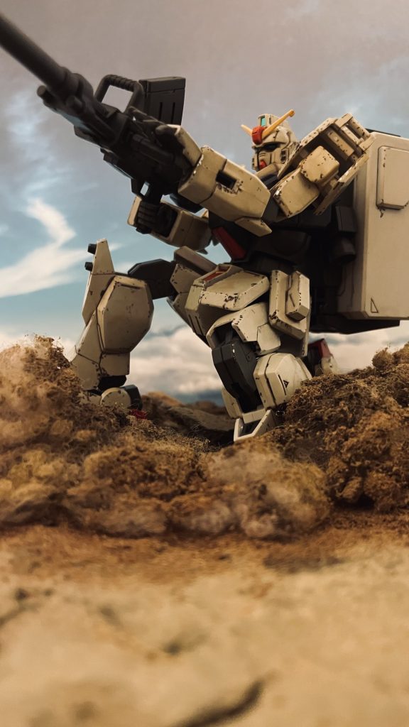 180mmキャノンを発射するシーンをイメージしています。バックパックにはやや抵抗感がありましたが、、構図としてはうまくはまっている事を期待します。ちなみに背嚢のアイデアは大河原邦夫先生によるものとのことです。