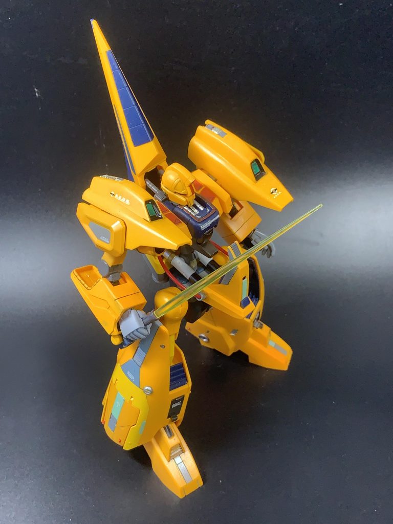 ビームサーベルを構えるメタス。破損と塗装ハゲが怖くて変形はさせていません、腰抜けといってください(zaku-kao9)